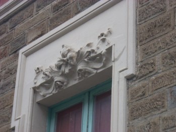 La ventana de la izquierda, del hospital de Bustiello es prácticamente igual a la del sanatorio de Vallejo de Orbó 